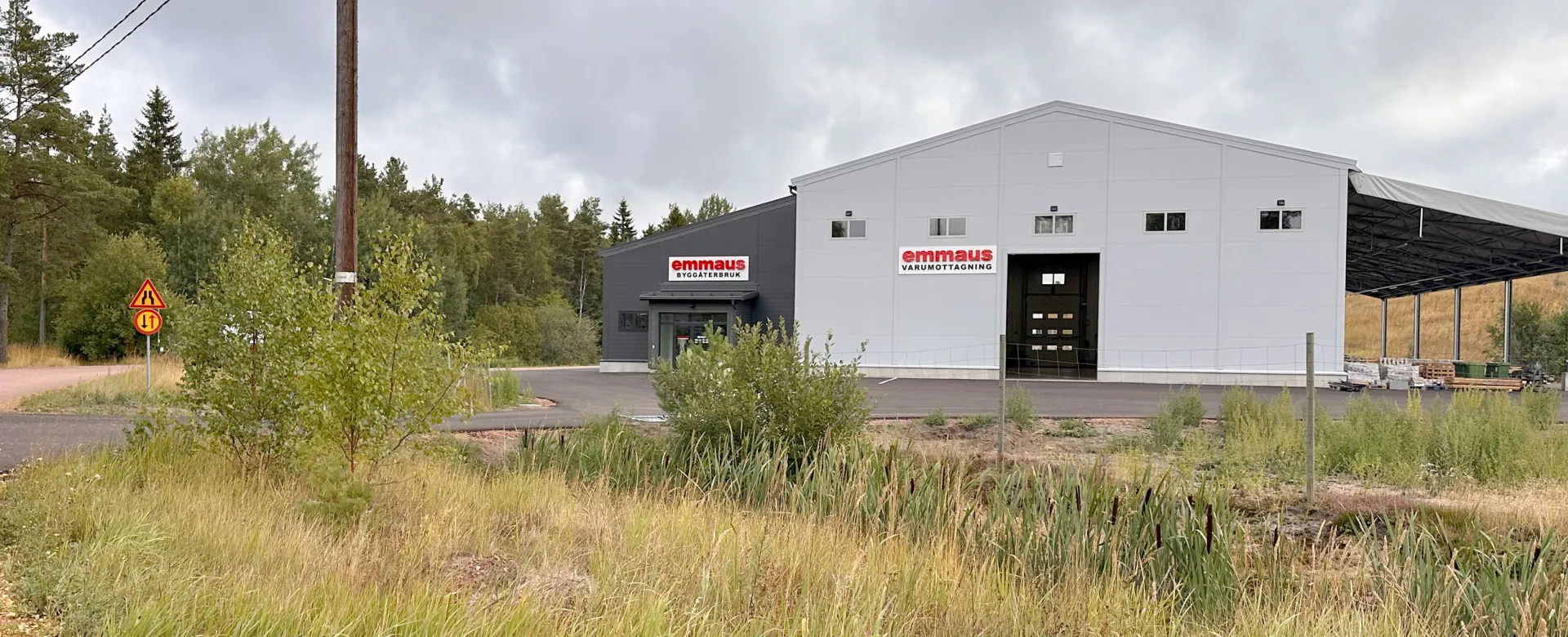 Emmaus byggåterbruk - butik och varumottagning, exteriör.