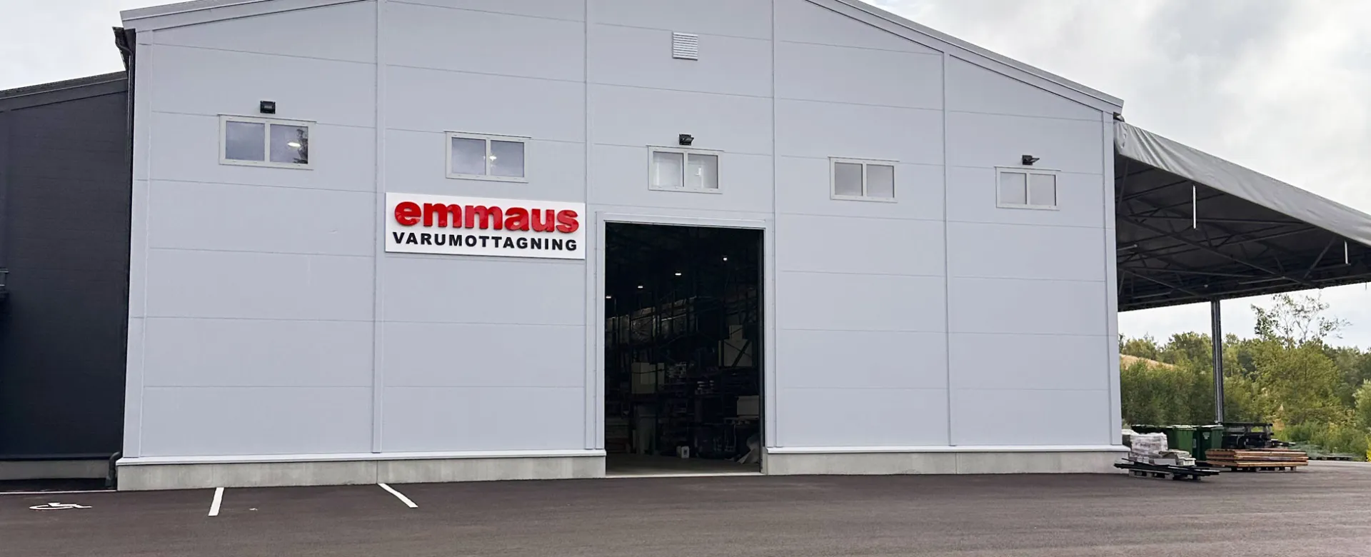 Varumottagningen vid Emmaus byggåterbruk, exteriör.