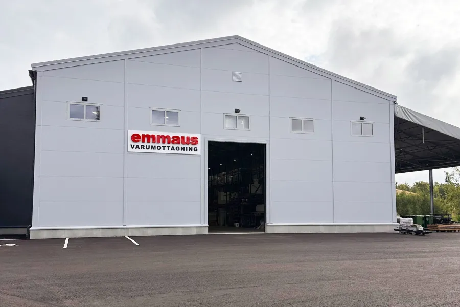 Varumottagningen vid Emmaus byggåterbruk, exteriör.